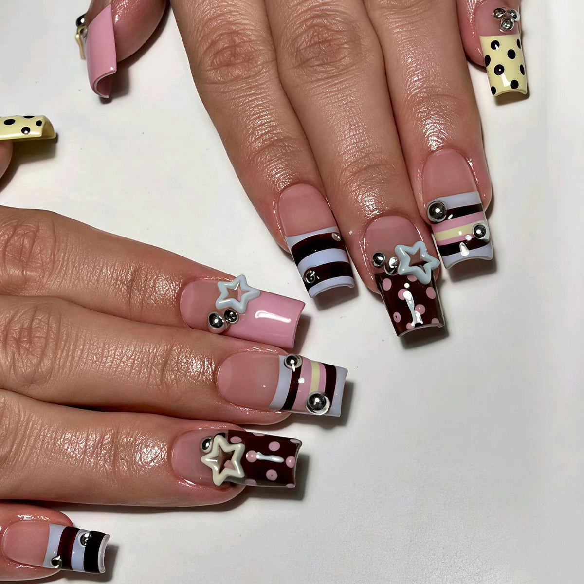 24 faux ongles cercueil mi-longs, style gothique noir, avec nœuds métalliques foncés et décorations en forme de cœur, à presser, motif pois, faux ongles français