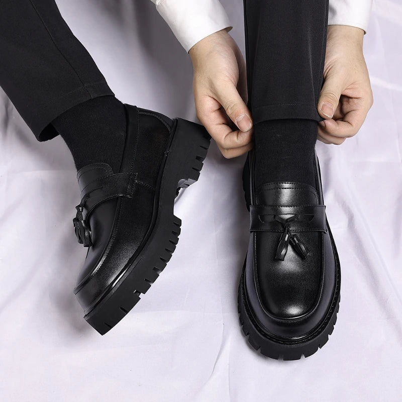 Mocassins plateforme bicolores noir et blanc pour hommes avec pompons, à enfiler, semelle épaisse, chaussures décontractées pour un style streetwear tendance 2026