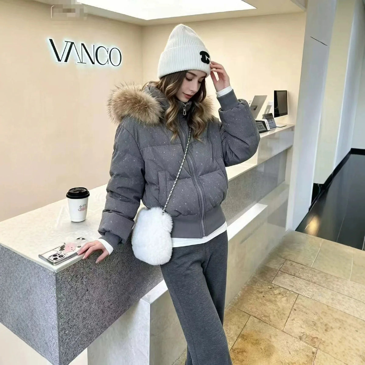 Manteau court pour femme, chaud et épais pour l'hiver, avec bordure bouffante, taille cintrée et accents de perles scintillantes, nouveau modèle 2026