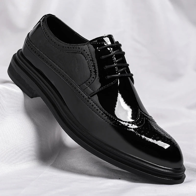Chaussures habillées en cuir verni brillant, perforées et brogues, à lacets, pour jeunes hommes, mariages et soirées