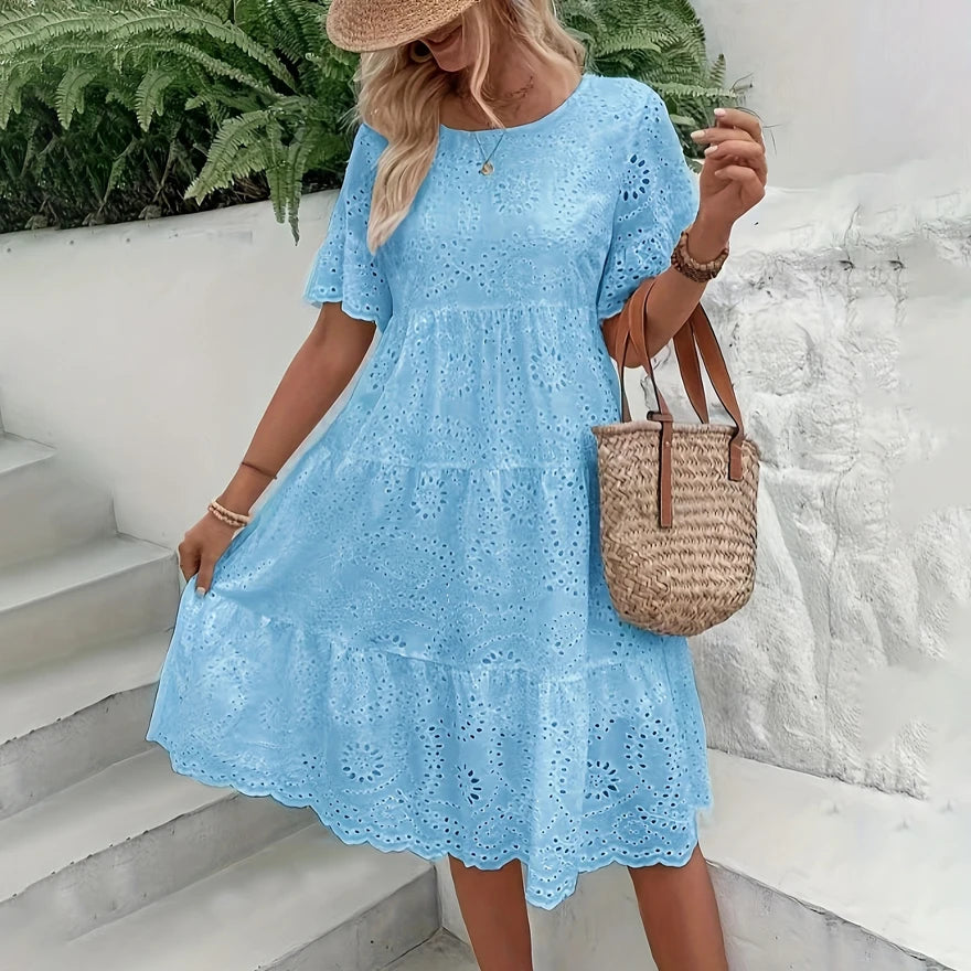 Robe midi blanche brodée à œillets pour femme, style bohème évidé, fluide, à volants superposés, décontractée, à manches courtes, pour l'été et la plage
