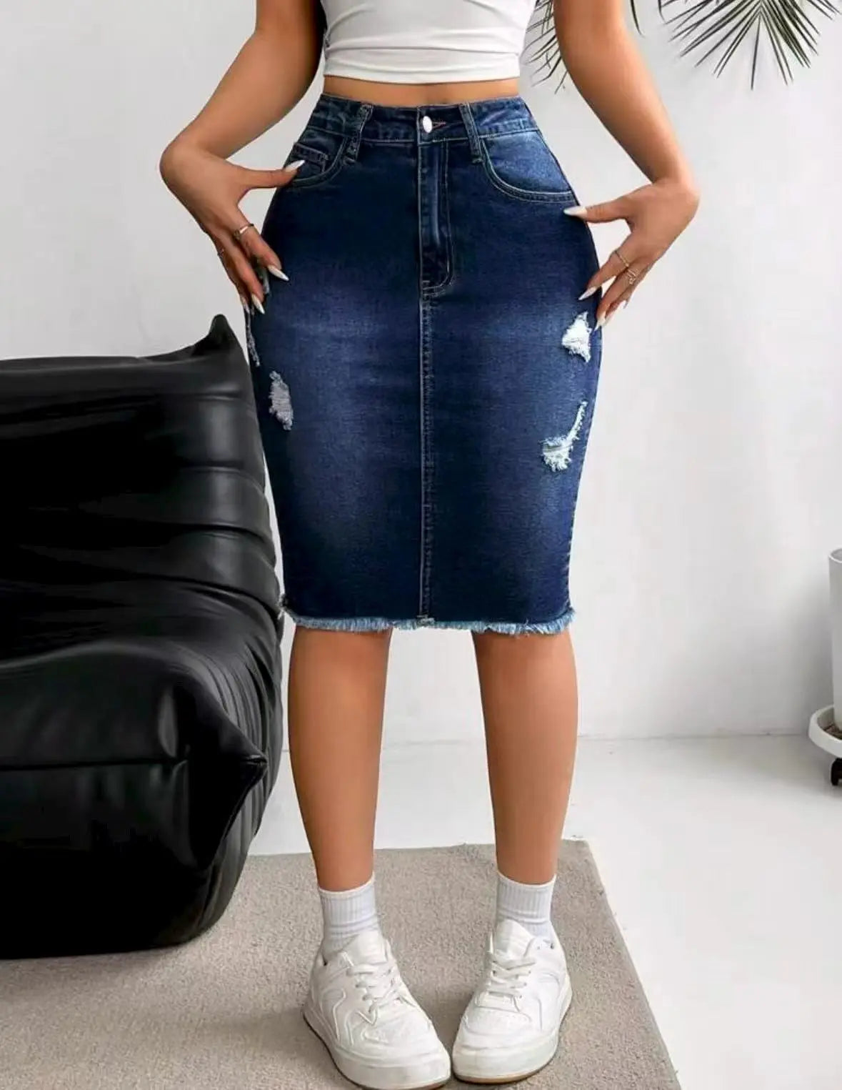 Jupe en jean extensible taille haute pour femme avec ourlet déchiré et effiloché, longueur genou, style une pièce