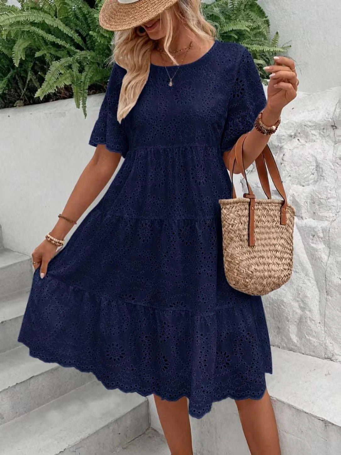 Robe midi blanche brodée à œillets pour femme, style bohème évidé, fluide, à volants superposés, décontractée, à manches courtes, pour l'été et la plage