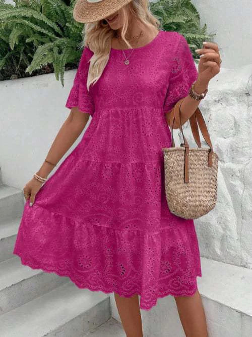 Robe midi blanche brodée à œillets pour femme, style bohème évidé, fluide, à volants superposés, décontractée, à manches courtes, pour l'été et la plage