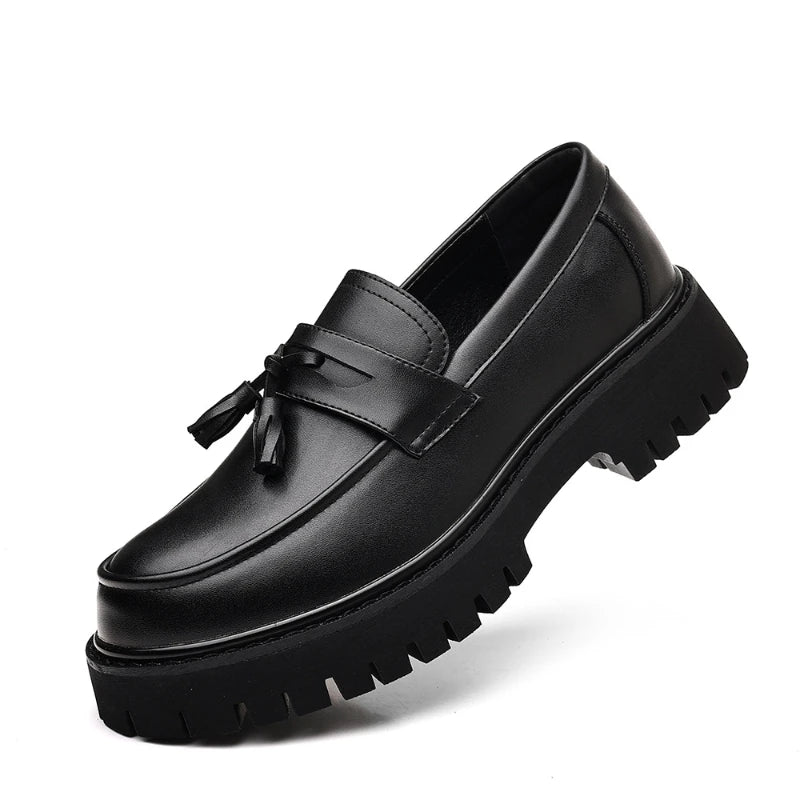 Mocassins plateforme bicolores noir et blanc pour hommes avec pompons, à enfiler, semelle épaisse, chaussures décontractées pour un style streetwear tendance 2026