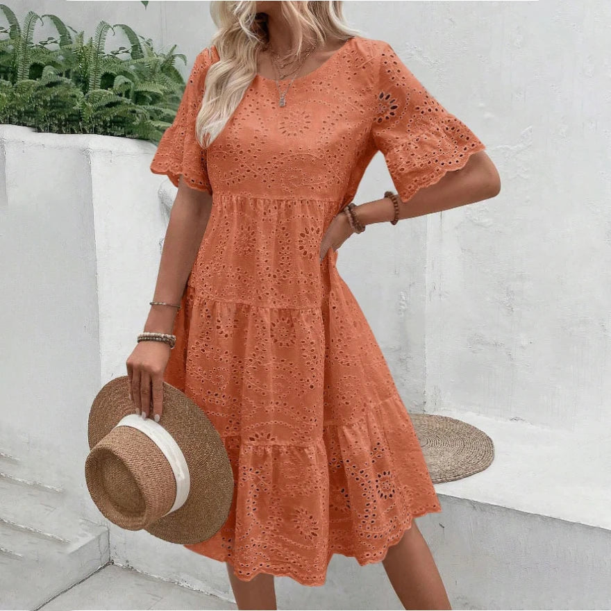 Robe midi blanche brodée à œillets pour femme, style bohème évidé, fluide, à volants superposés, décontractée, à manches courtes, pour l'été et la plage