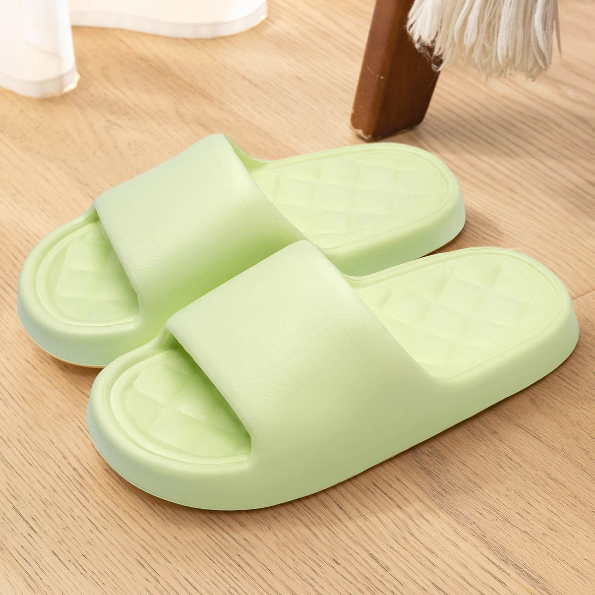 Pantoufles d'été tendance pour hommes, nouvelles sandales nuage à semelle souple et antidérapante pour la maison, la plage, l'intérieur et l'extérieur