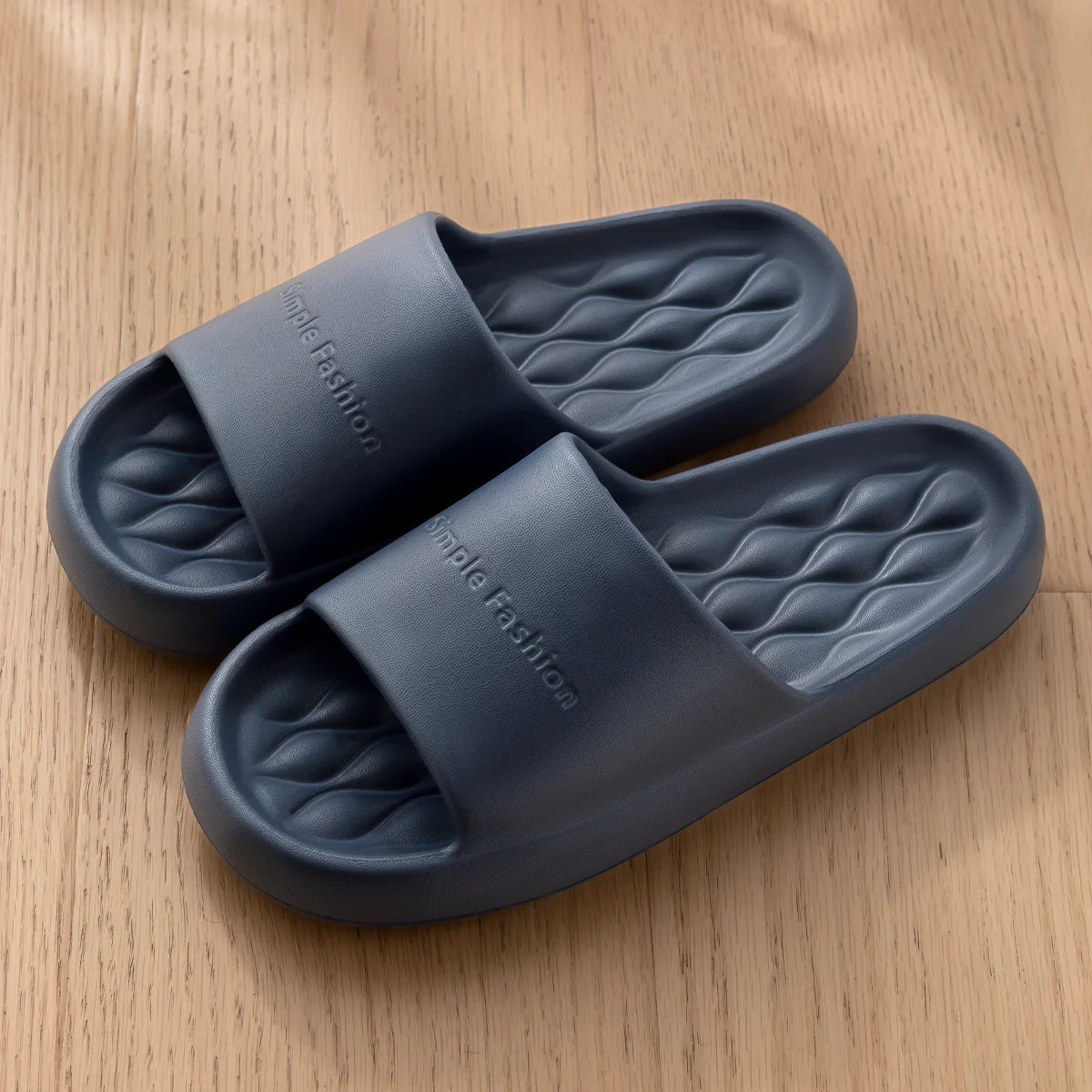 Pantoufles d'été tendance pour hommes, nouvelles sandales nuage à semelle souple et antidérapante pour la maison, la plage, l'intérieur et l'extérieur