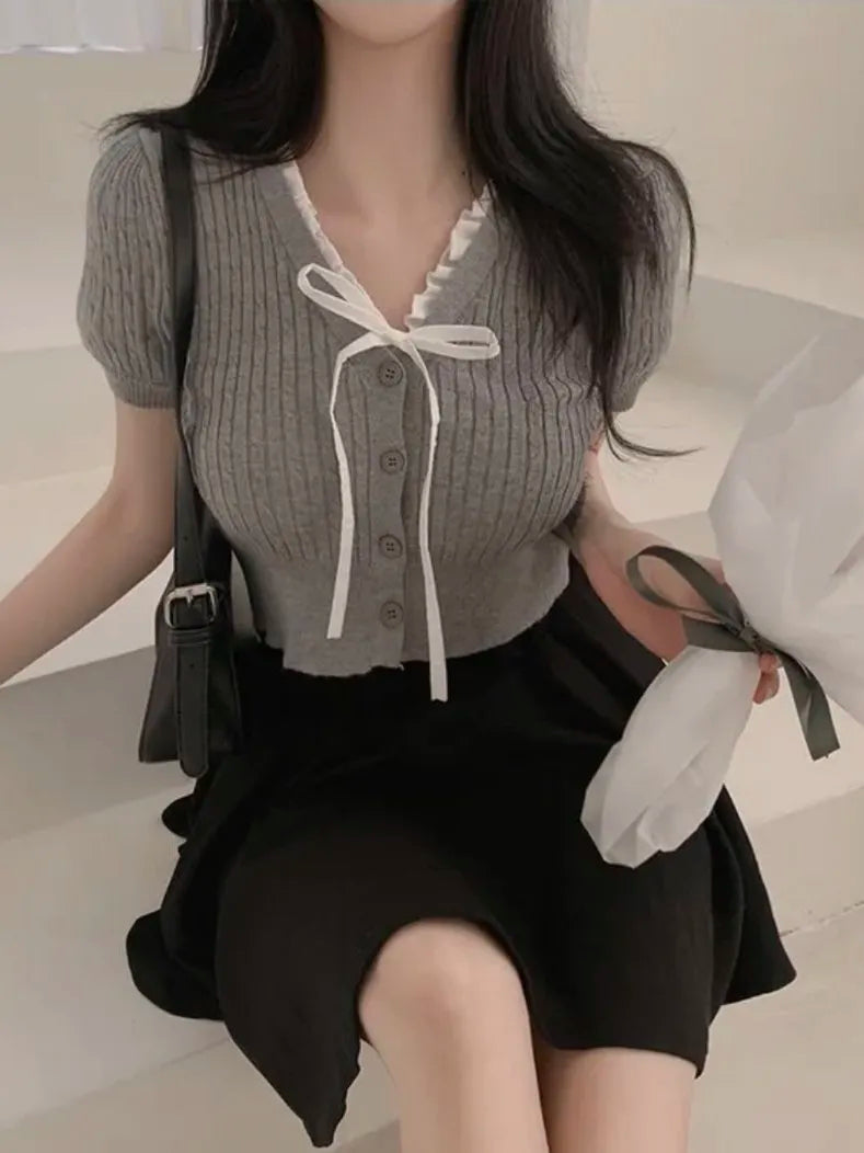 T-shirt tricoté chic d'été pour femme, coupe ajustée, col en V, manches courtes, style décontracté, longueur courte, en maille fine