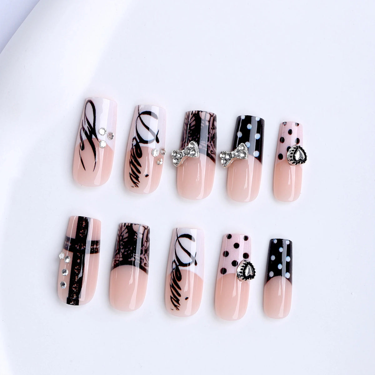 24 faux ongles cercueil mi-longs, style gothique noir, avec nœuds métalliques foncés et décorations en forme de cœur, à presser, motif pois, faux ongles français