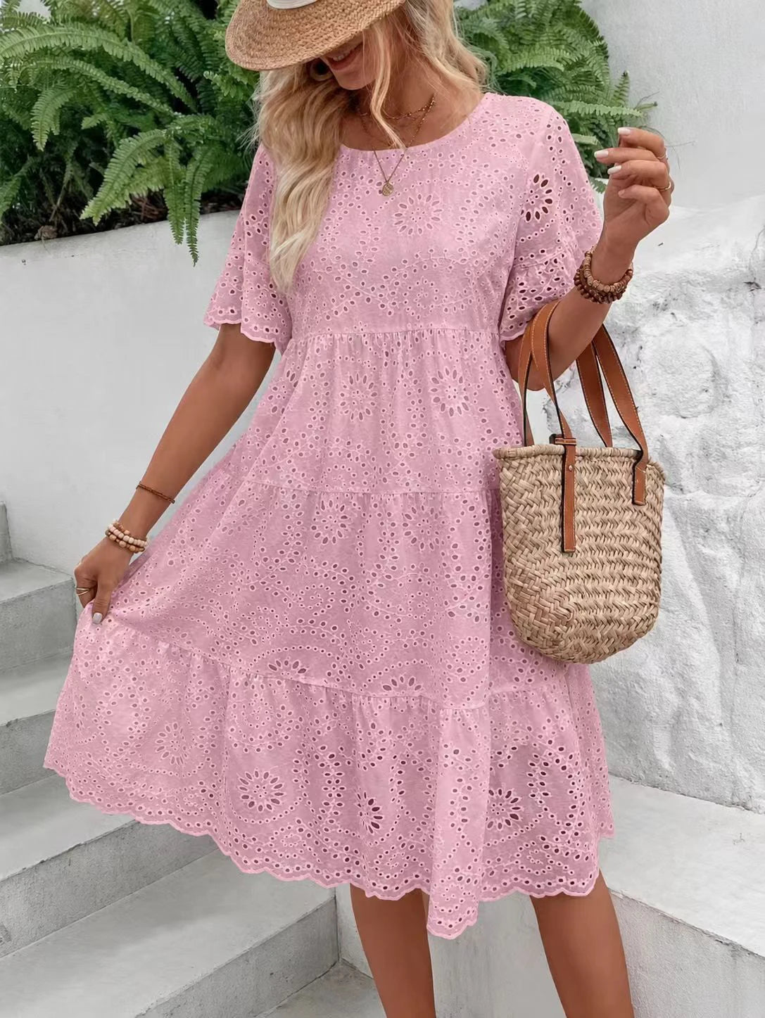 Robe midi blanche brodée à œillets pour femme, style bohème évidé, fluide, à volants superposés, décontractée, à manches courtes, pour l'été et la plage