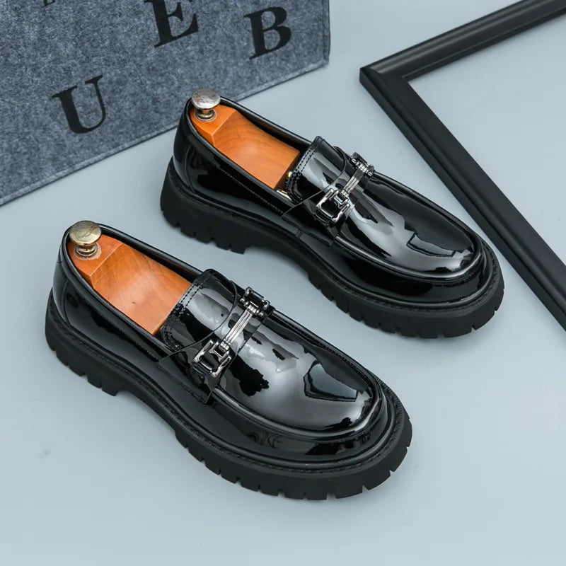 Mocassins à boucle en métal de Style britannique pour hommes, chaussures de mariage à semelles épaisses, nouvelles chaussures confortables d'affaires formelles, chaussures décontractées en cuir à enfiler