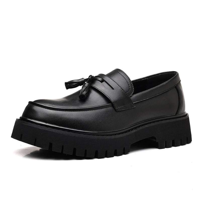 Mocassins plateforme bicolores noir et blanc pour hommes avec pompons, à enfiler, semelle épaisse, chaussures décontractées pour un style streetwear tendance 2026
