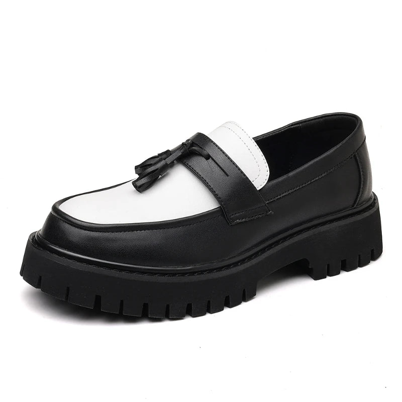 Mocassins plateforme bicolores noir et blanc pour hommes avec pompons, à enfiler, semelle épaisse, chaussures décontractées pour un style streetwear tendance 2026