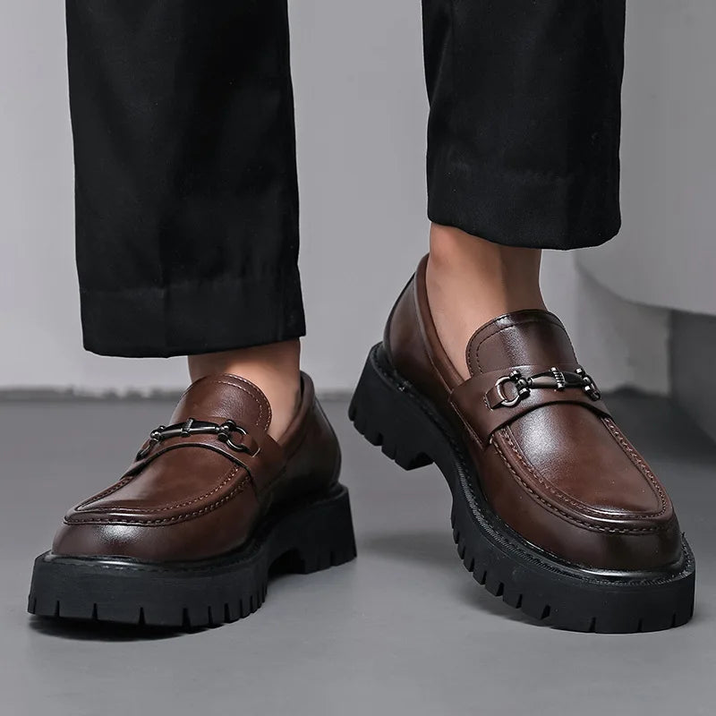 Mocassins à boucle en métal de Style britannique pour hommes, chaussures de mariage à semelles épaisses, nouvelles chaussures confortables d'affaires formelles, chaussures décontractées en cuir à enfiler