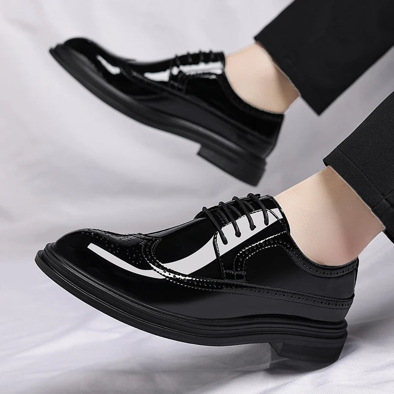 Chaussures habillées en cuir verni brillant, perforées et brogues, à lacets, pour jeunes hommes, mariages et soirées