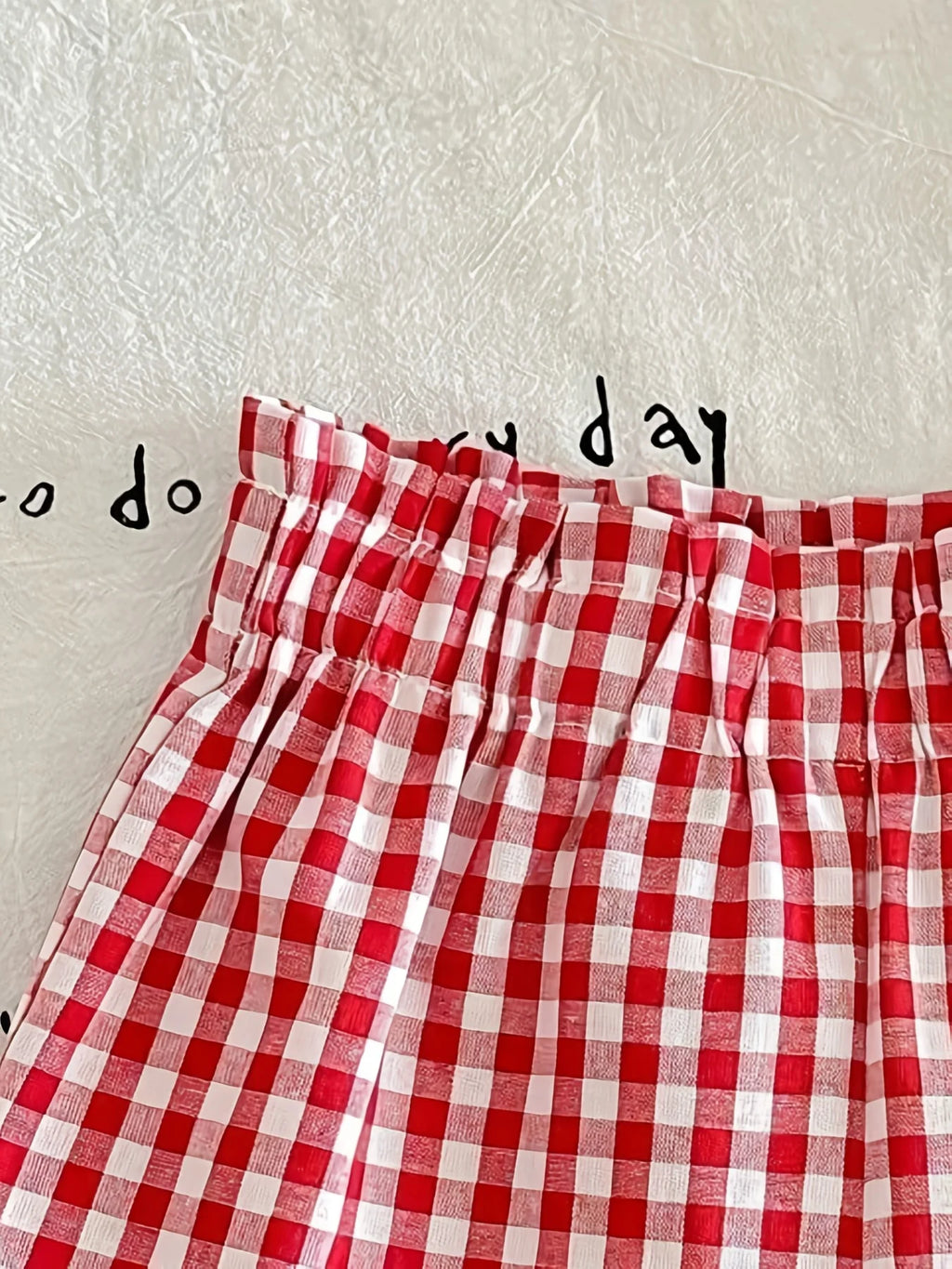 Ensemble de shorts décontractés d'été pour filles : T-shirt mignon et adorable à imprimé fraises et nœuds, associé à un short à carreaux rouges, ensemble deux pièces, combinaison rouge et blanc, adapté aux filles