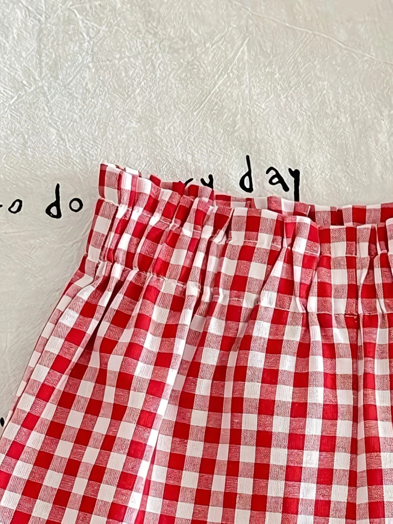 Ensemble de shorts décontractés d'été pour filles : T-shirt mignon et adorable à imprimé fraises et nœuds, associé à un short à carreaux rouges, ensemble deux pièces, combinaison rouge et blanc, adapté aux filles