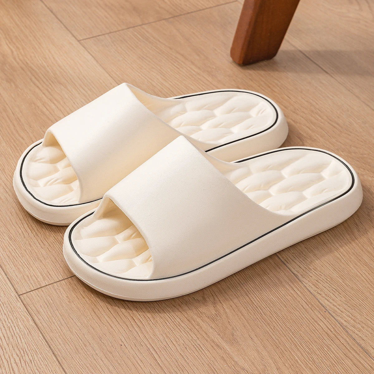 Pantoufles d'été tendance pour hommes, nouvelles sandales nuage à semelle souple et antidérapante pour la maison, la plage, l'intérieur et l'extérieur