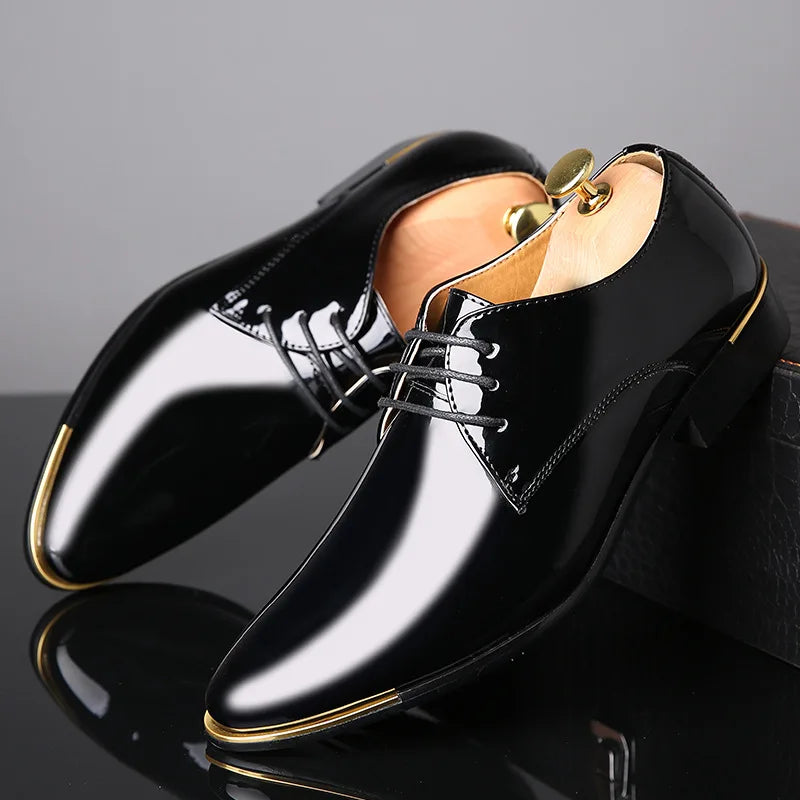 Chaussures habillées pour hommes chaussures en cuir verni nouvelles chaussures de bureau à bout pointu à lacets chaussure de mariage souple noire grande taille chaussure pour hommes d'affaires