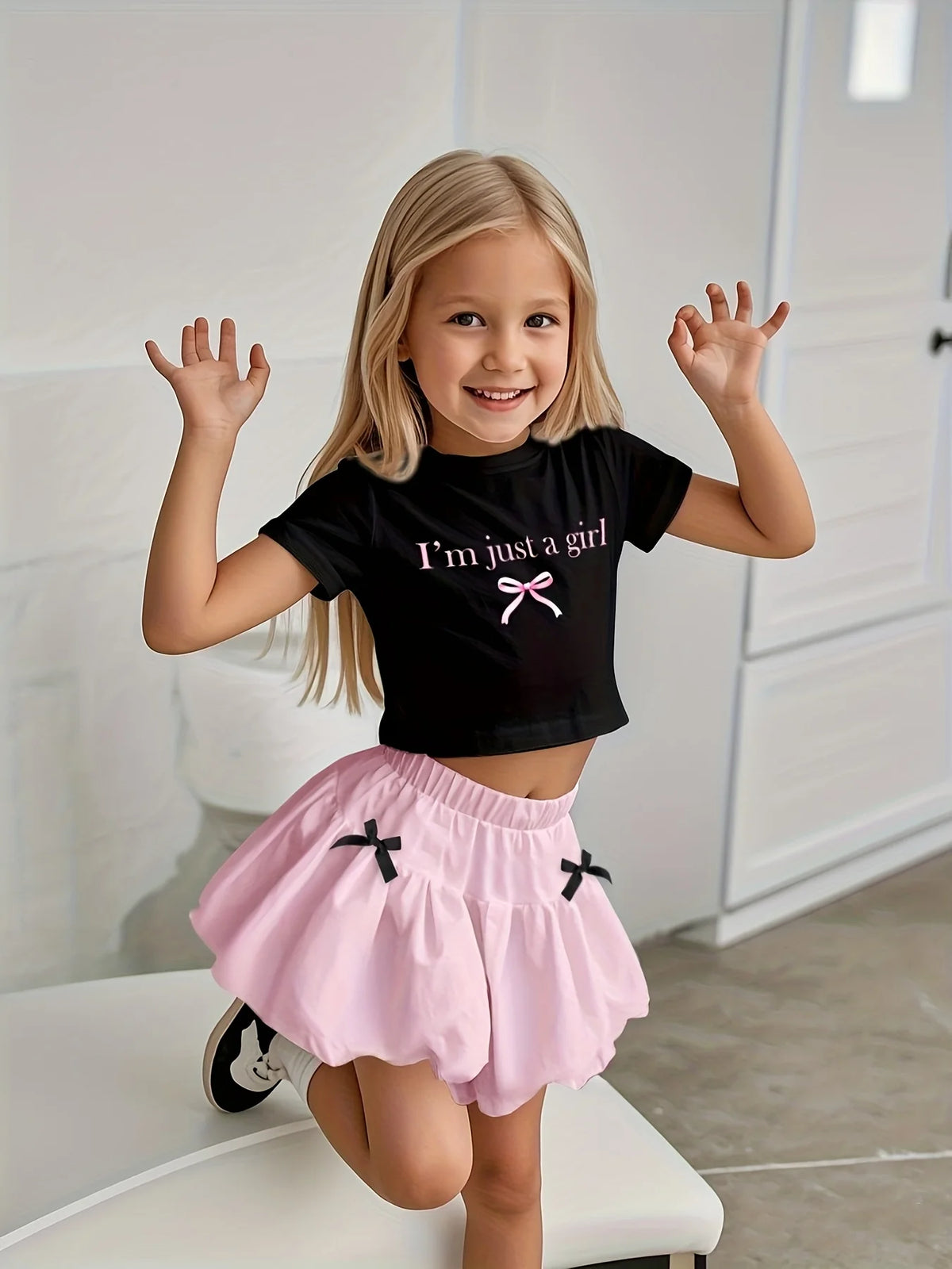 Tenue d'été décontractée pour filles : ensemble deux pièces avec haut à manches courtes à imprimé nœud et jupe lanterne en rose et noir, tendance et polyvalent, adapté aux enfants de 8 à 12 ans, à porter à la mai