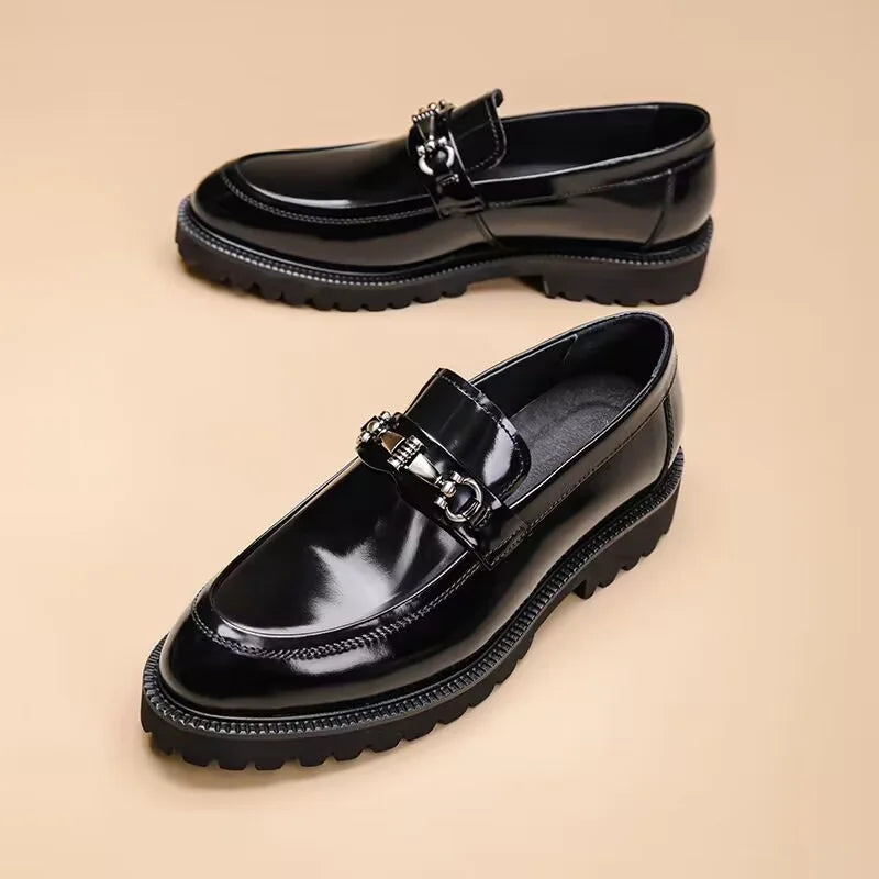 Mocassins à boucle en métal de Style britannique pour hommes, chaussures de mariage à semelles épaisses, nouvelles chaussures confortables d'affaires formelles, chaussures décontractées en cuir à enfiler