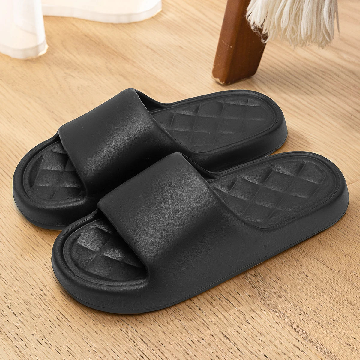 Pantoufles d'été tendance pour hommes, nouvelles sandales nuage à semelle souple et antidérapante pour la maison, la plage, l'intérieur et l'extérieur
