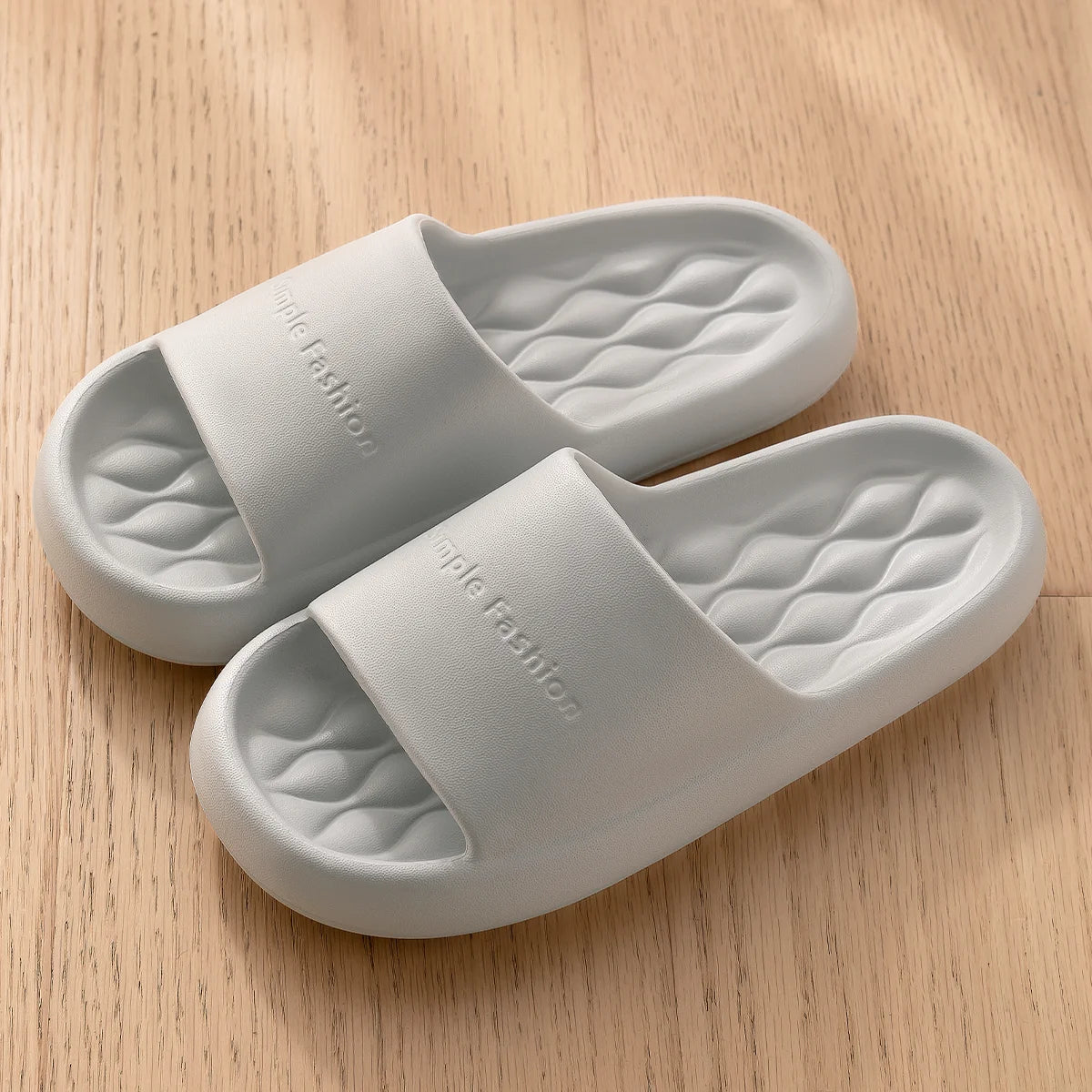 Pantoufles d'été tendance pour hommes, nouvelles sandales nuage à semelle souple et antidérapante pour la maison, la plage, l'intérieur et l'extérieur
