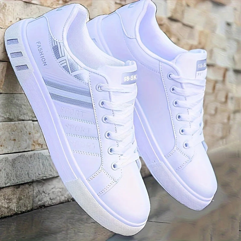 Une paire de baskets blanches, parfaites pour le skateboard, les sports décontractés et le port quotidien. Léger avec une semelle souple, adapté pour
