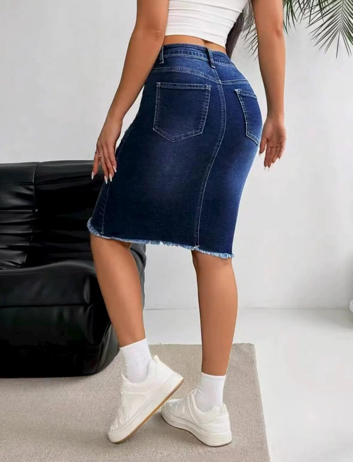 Jupe en jean extensible taille haute pour femme avec ourlet déchiré et effiloché, longueur genou, style une pièce