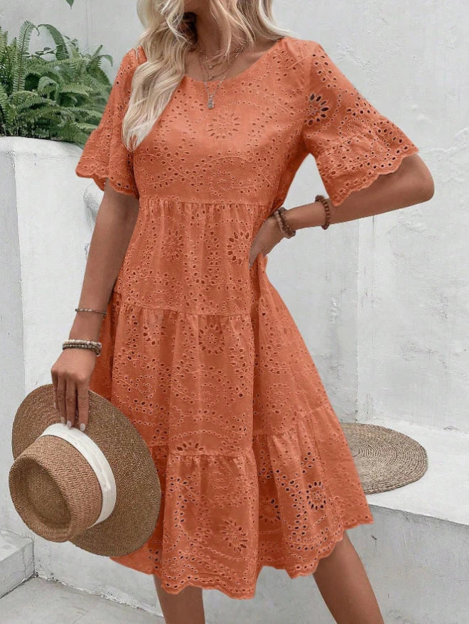 Robe midi blanche brodée à œillets pour femme, style bohème évidé, fluide, à volants superposés, décontractée, à manches courtes, pour l'été et la plage