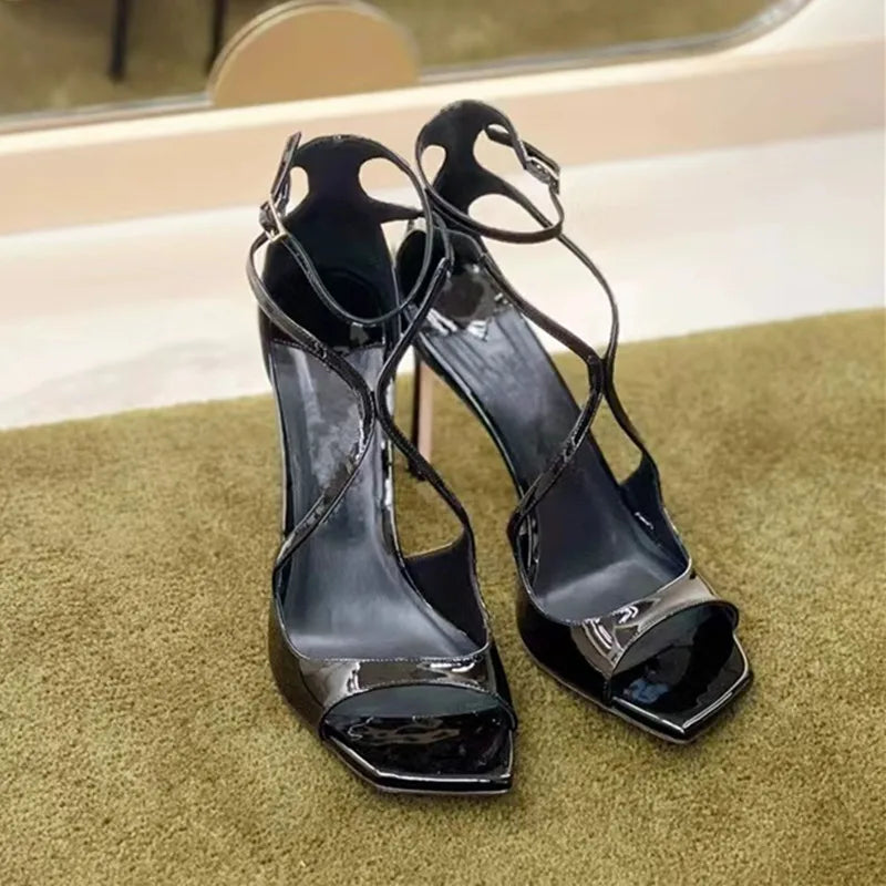 Nouvelles sandales gladiateur en cuir verni pour femme, collection été 2026, à talon aiguille et bout carré, idéales pour les soirées et événements.