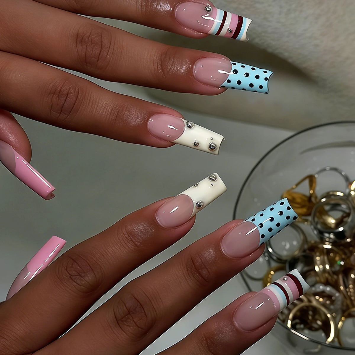 24 faux ongles cercueil mi-longs, style gothique noir, avec nœuds métalliques foncés et décorations en forme de cœur, à presser, motif pois, faux ongles français