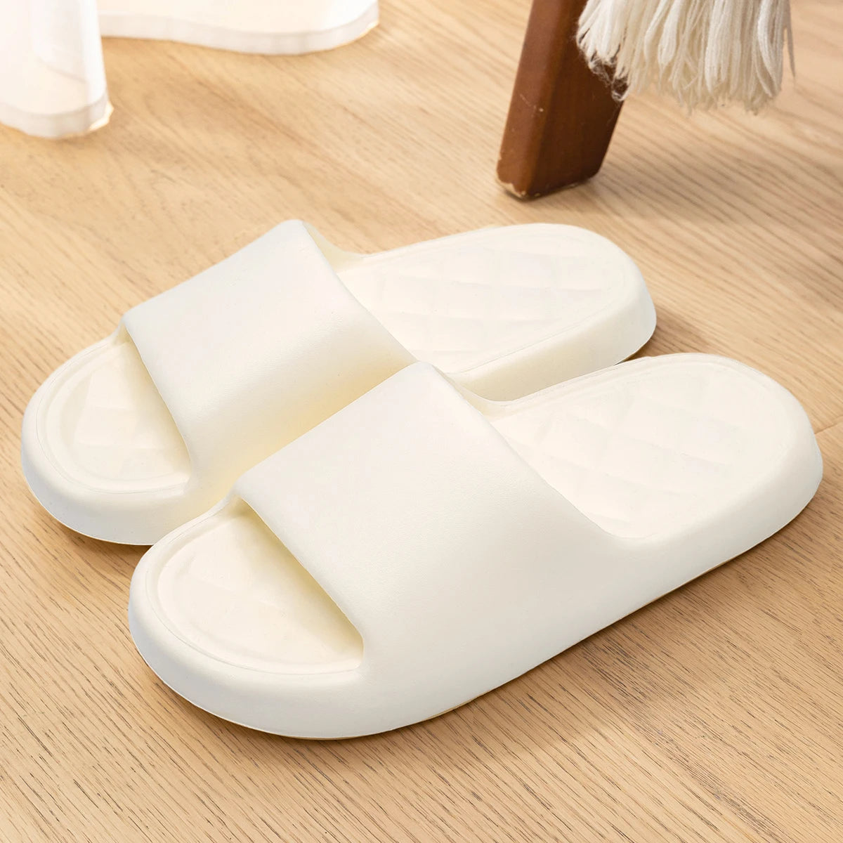 Pantoufles d'été tendance pour hommes, nouvelles sandales nuage à semelle souple et antidérapante pour la maison, la plage, l'intérieur et l'extérieur