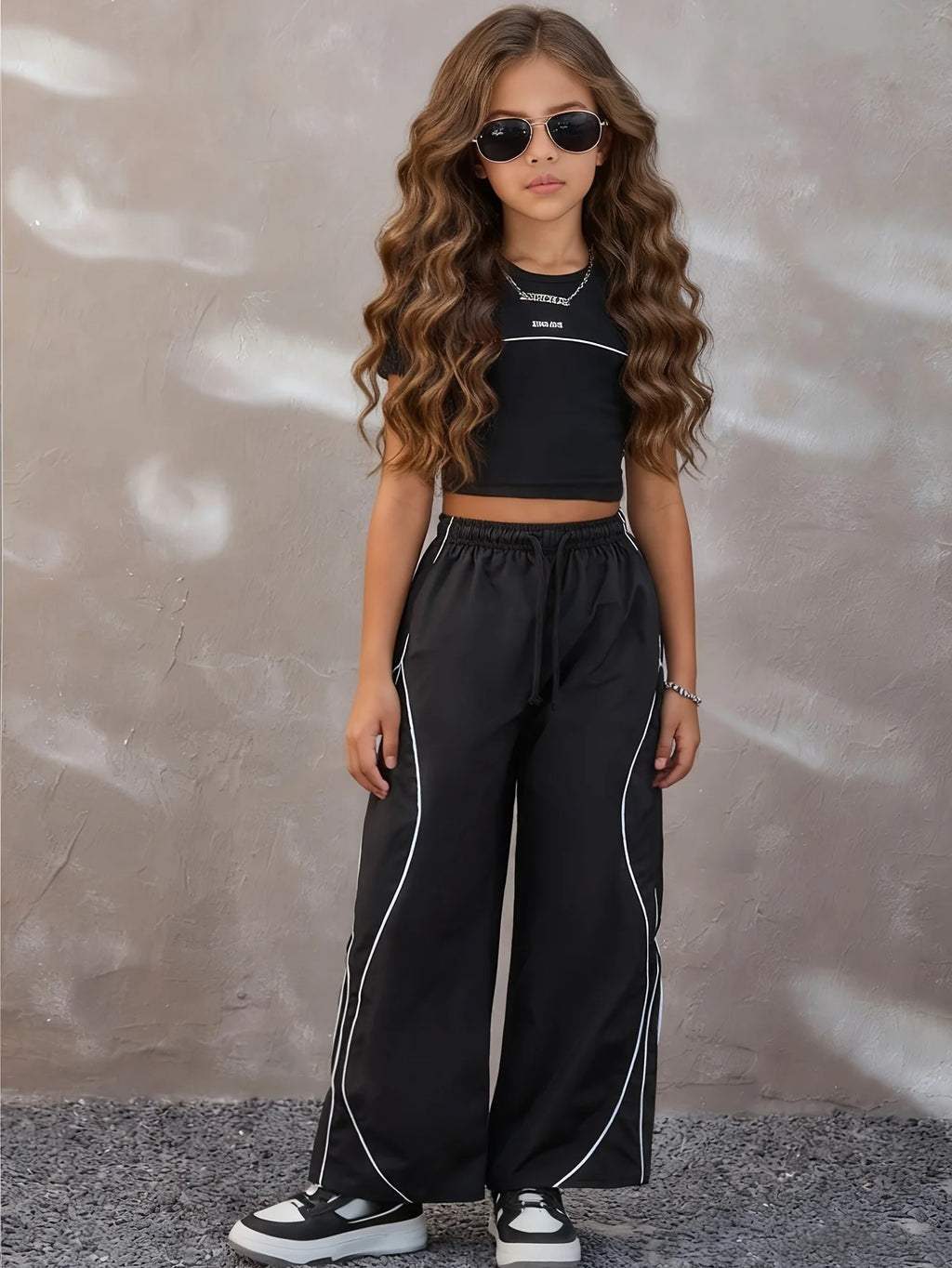 Tenue décontractée style streetwear d'été pour adolescentes : ensemble deux pièces composé d'un t-shirt noir et d'un pantalon large bicolore, élégant et tendance, adapté aux enfants de 5 à 13 ans, polyvalent pour la