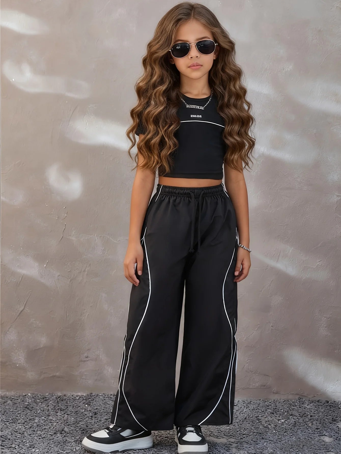 Tenue décontractée style streetwear d'été pour adolescentes : ensemble deux pièces composé d'un t-shirt noir et d'un pantalon large bicolore, élégant et tendance, adapté aux enfants de 5 à 13 ans, polyvalent pour la