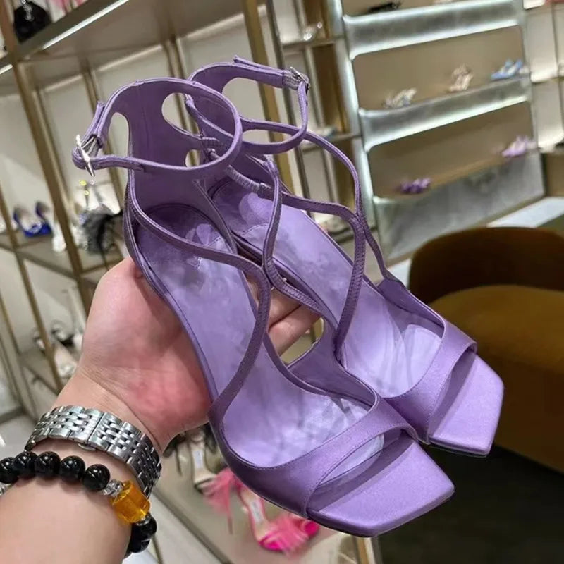 Nouvelles sandales gladiateur en cuir verni pour femme, collection été 2026, à talon aiguille et bout carré, idéales pour les soirées et événements.