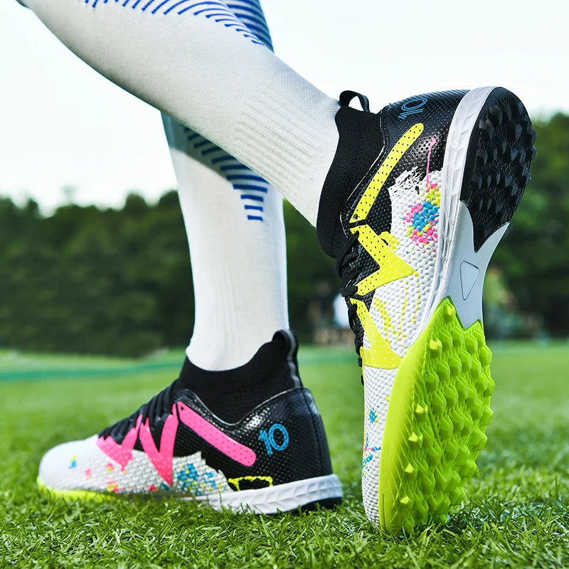 Chaussures de football unisexes TF, design d'inspiration rétro, cuir PU de qualité supérieure, semelle extérieure en caoutchouc durable, allient style et performance.
