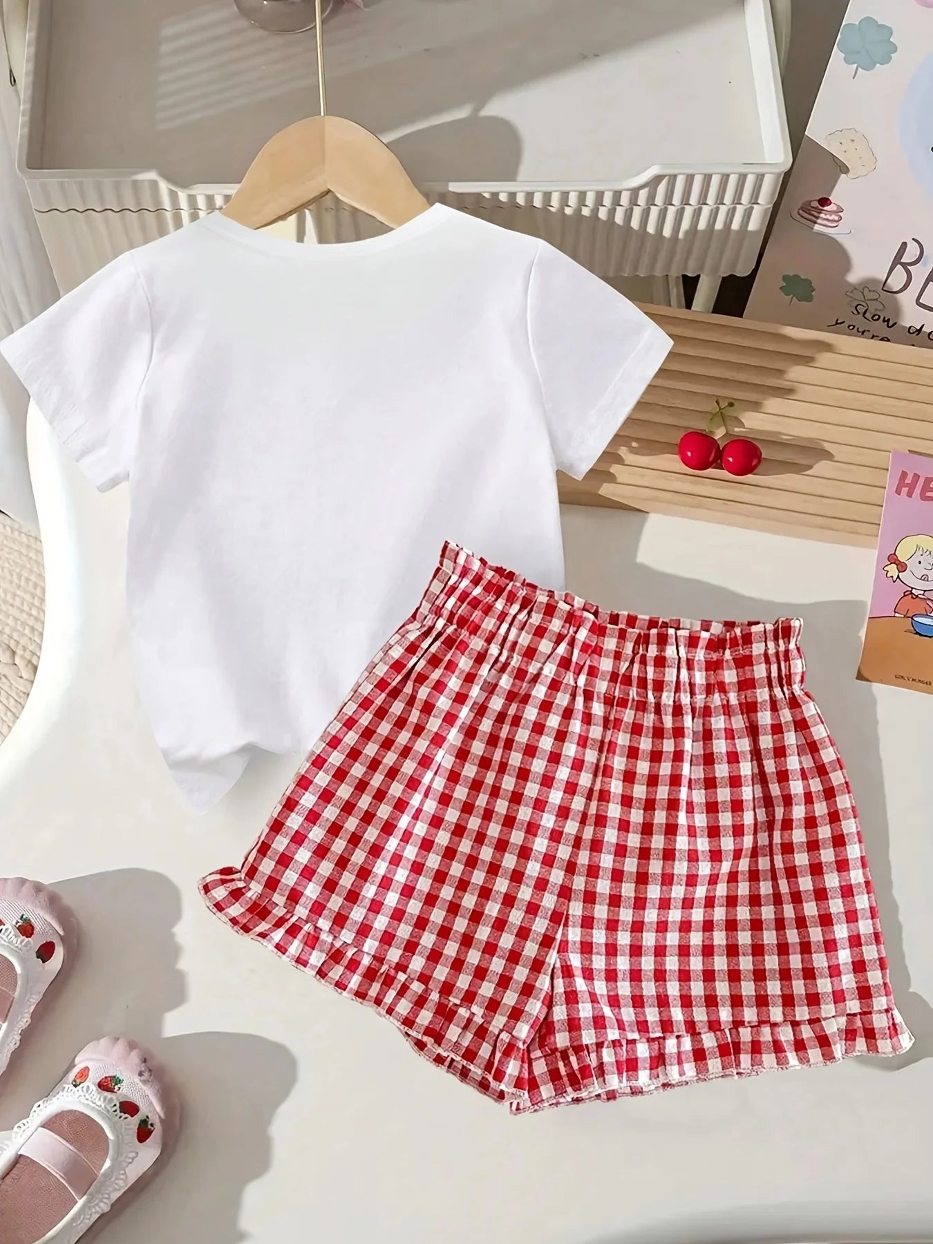 Ensemble de shorts décontractés d'été pour filles : T-shirt mignon et adorable à imprimé fraises et nœuds, associé à un short à carreaux rouges, ensemble deux pièces, combinaison rouge et blanc, adapté aux filles