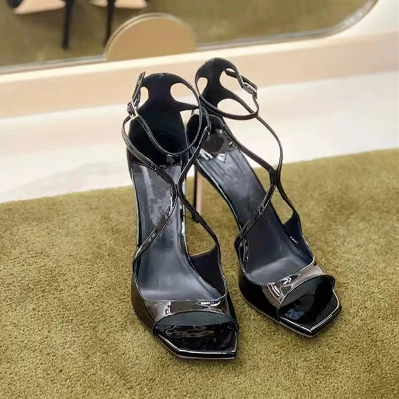 Nouvelles sandales gladiateur en cuir verni pour femme, collection été 2026, à talon aiguille et bout carré, idéales pour les soirées et événements.