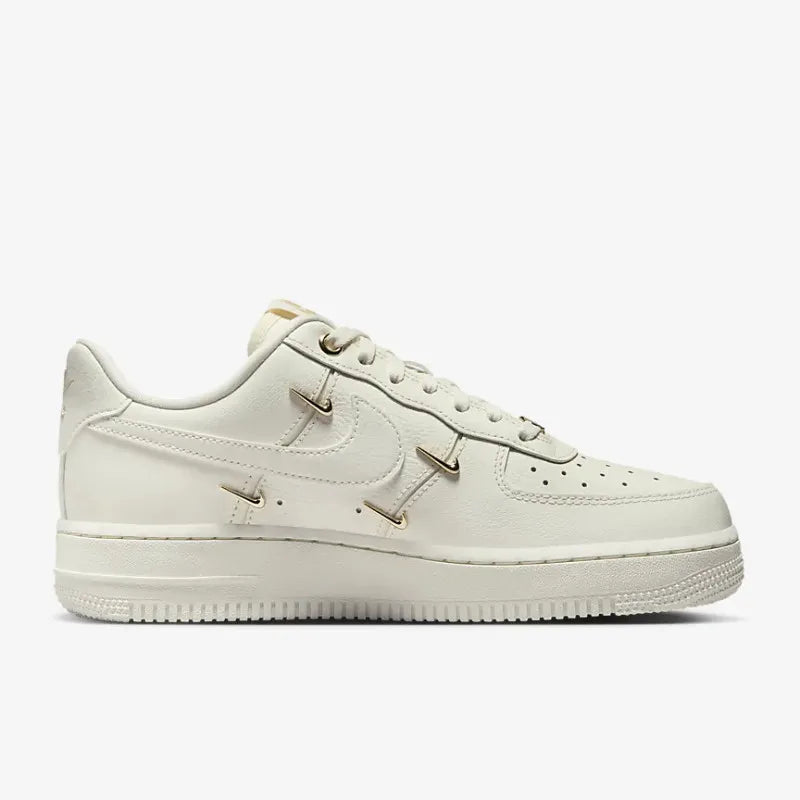 Nike Air Force 1 Low FV3654-111 Cream White Metal Mini Swoosh Baskets en cuir pour femmes, chaussures de sport décontractées pour la marche et le skateboard