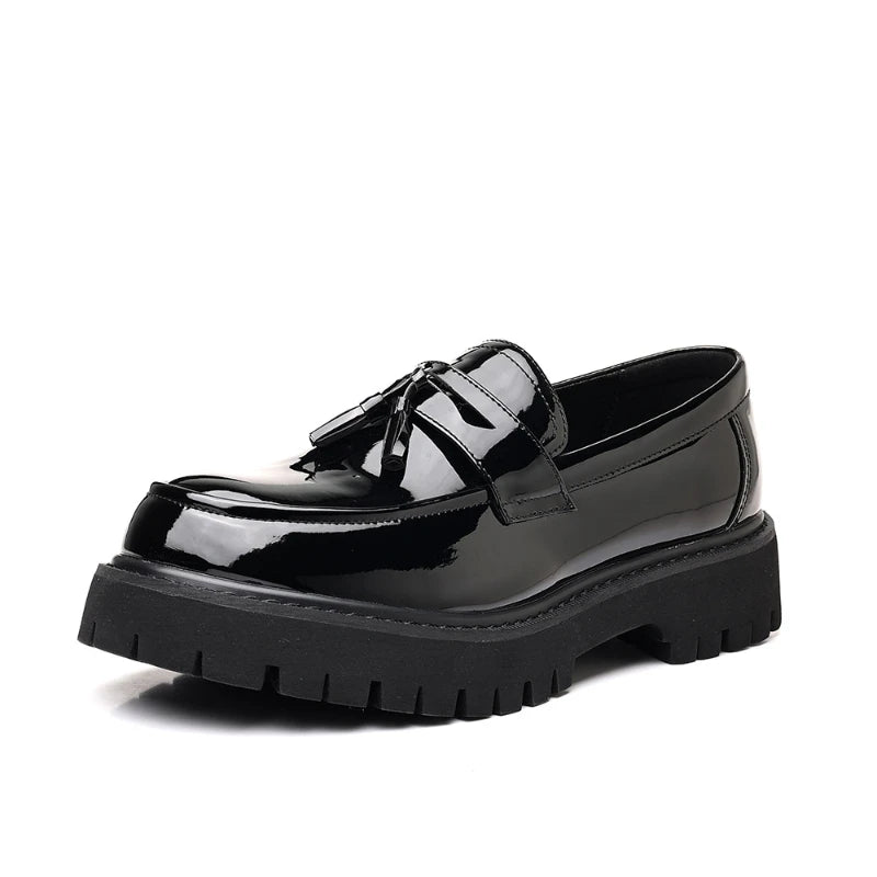 Mocassins plateforme bicolores noir et blanc pour hommes avec pompons, à enfiler, semelle épaisse, chaussures décontractées pour un style streetwear tendance 2026