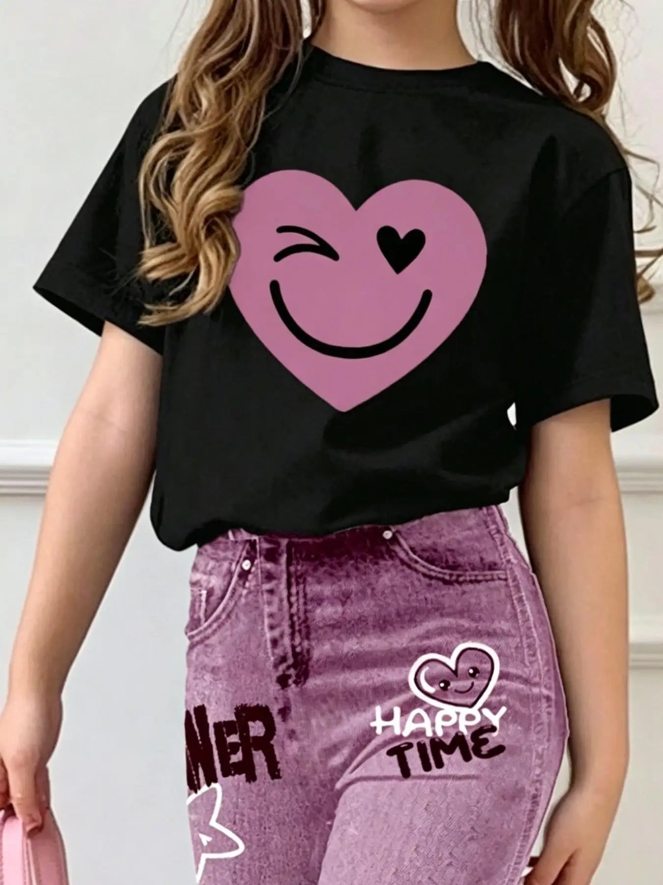 Tenue d'été décontractée pour filles : haut noir à manches courtes avec imprimé visage souriant + pantalon évasé violet avec imprimé anglais, ensemble deux pièces adapté aux enfants de 3 ans et plus, vêtements pol