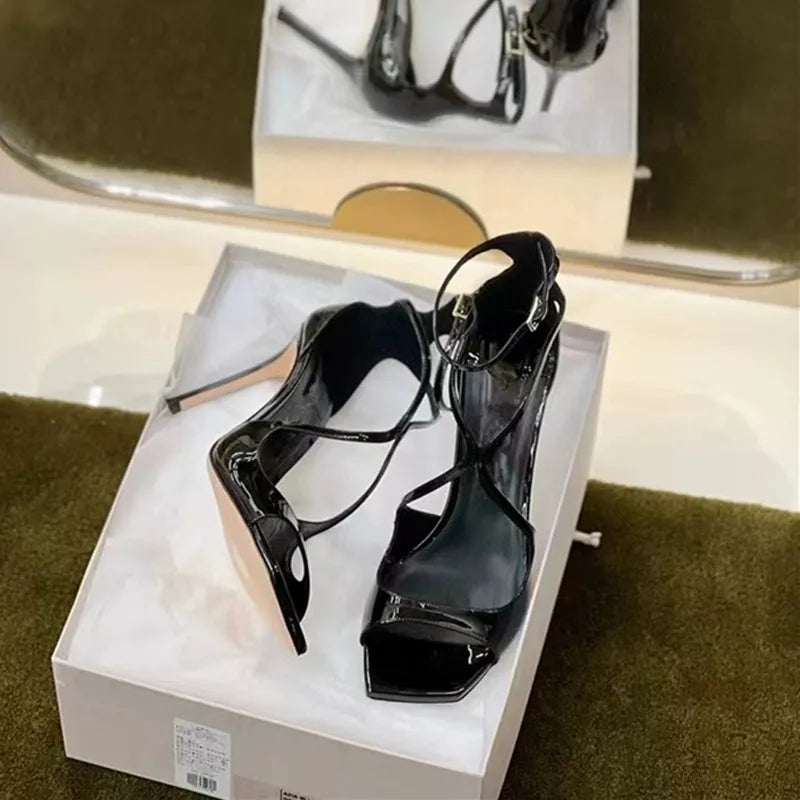 Nouvelles sandales gladiateur en cuir verni pour femme, collection été 2026, à talon aiguille et bout carré, idéales pour les soirées et événements.