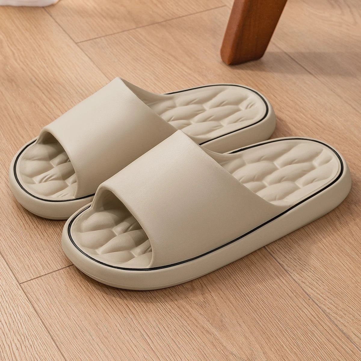 Pantoufles d'été tendance pour hommes, nouvelles sandales nuage à semelle souple et antidérapante pour la maison, la plage, l'intérieur et l'extérieur