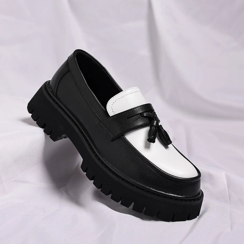 Mocassins plateforme bicolores noir et blanc pour hommes avec pompons, à enfiler, semelle épaisse, chaussures décontractées pour un style streetwear tendance 2026