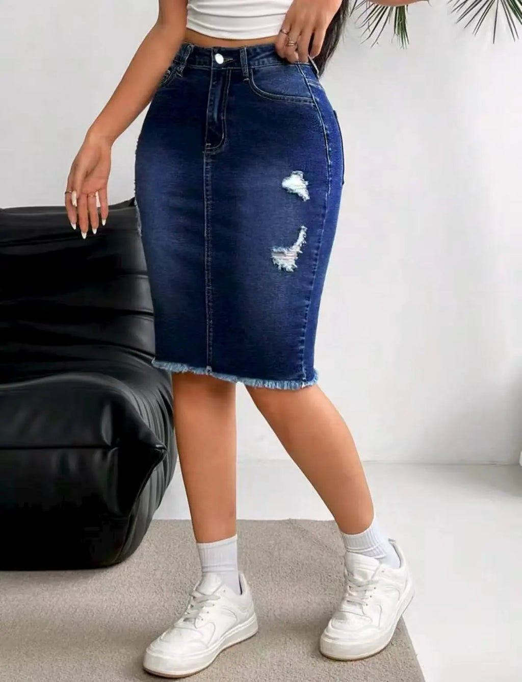 Jupe en jean extensible taille haute pour femme avec ourlet déchiré et effiloché, longueur genou, style une pièce