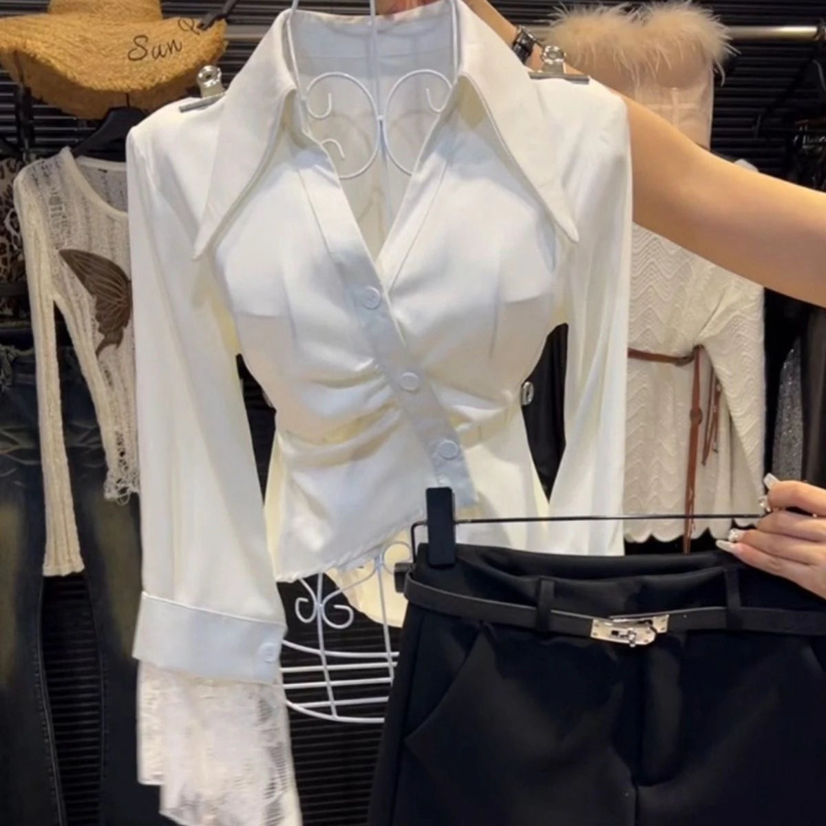 Chemisier Élégant Blanc à Manches Cloche et Dentelle – Nouvelle Collection Printemps Femme – Style Intemporel Chic – Design Unique et Tendance