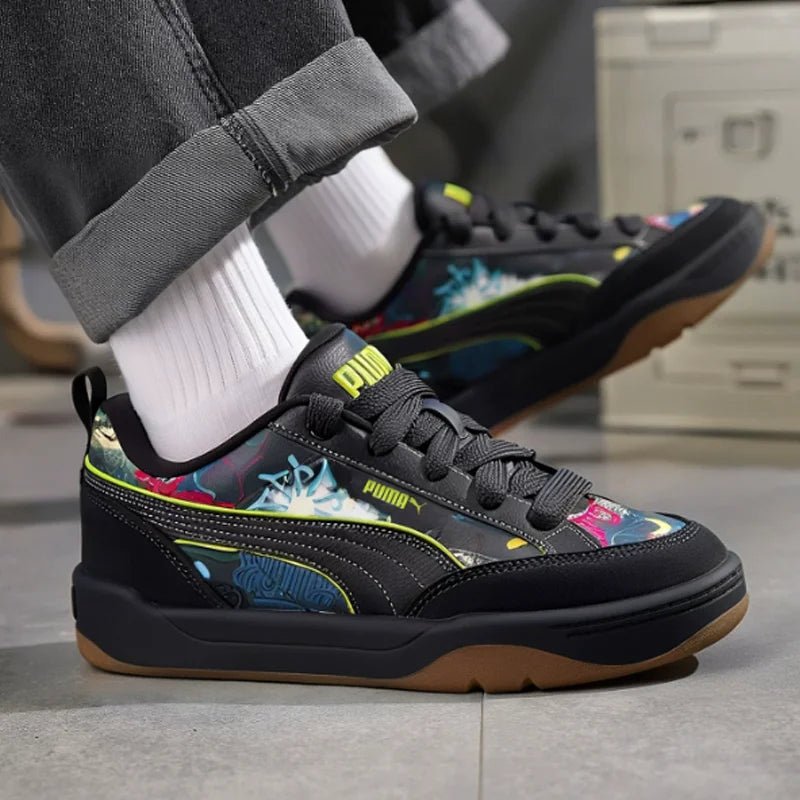 Chaussures de skate Puma Low à imprimé graffiti pour hommes et femmes, en daim noir avec bordure néon, semelle en caoutchouc, streetwear, skateboard, baskets décontractées