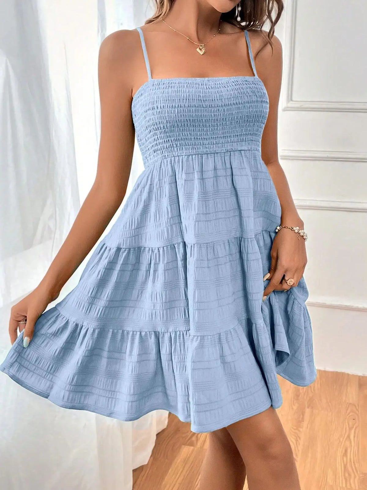 Mode femme Spaghetti sangle smocké Bustier Mini robe bleu à volants à plusieurs niveaux robe trapèze été décontracté vacances vêtements de plage